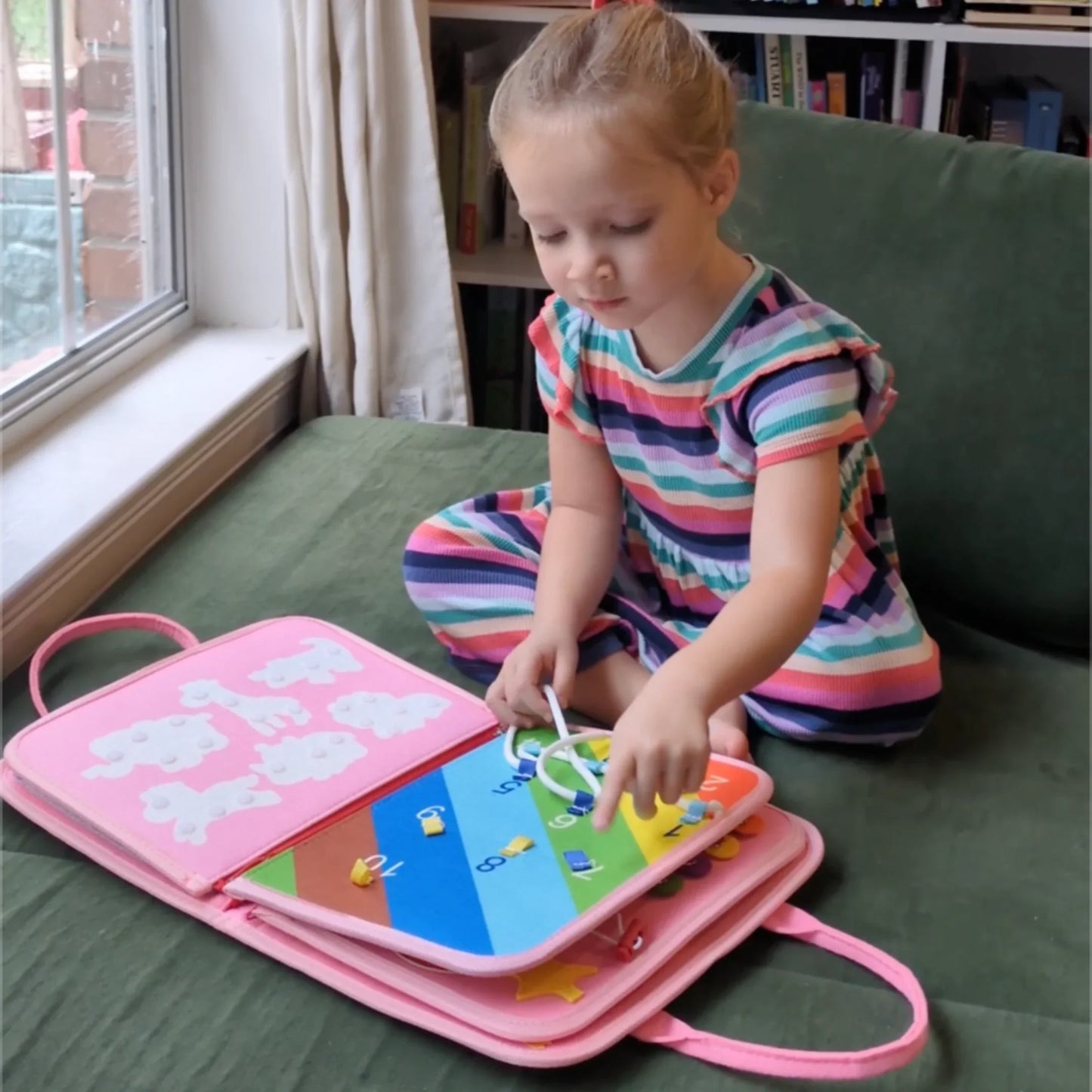 Mamă fericită și copil purtând chiloței de antrenament Kinderspeech, celebrând succesul și confortul în procesul de învățare la oliță