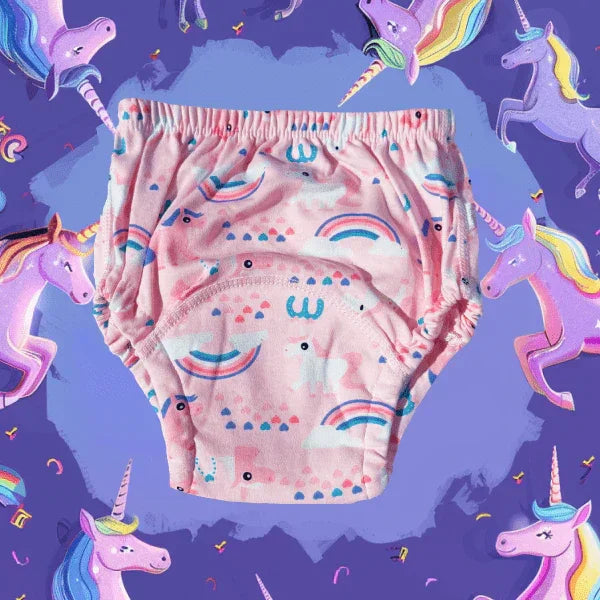 O pereche de chiloței de antrenament pentru copii, de culoare roz cu un imprimeu magic cu unicorni și curcubeie, prezentați pe un fundal mov decorat cu ilustrații de unicorni, ideali pentru a face tranziția la oliță o experiență de poveste